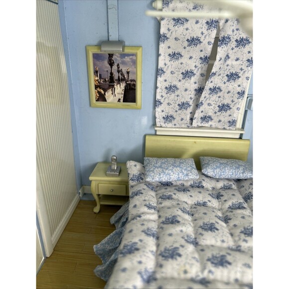 Laura Ashley Jazwares Room by Room Dollhouse Bedroom Light Phone Works 10” Cube - Picture 6 of 14